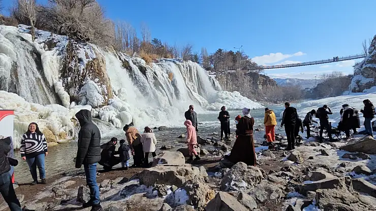 Muradiye Şelalesi'ne kış aylarında ziyaretçi akını