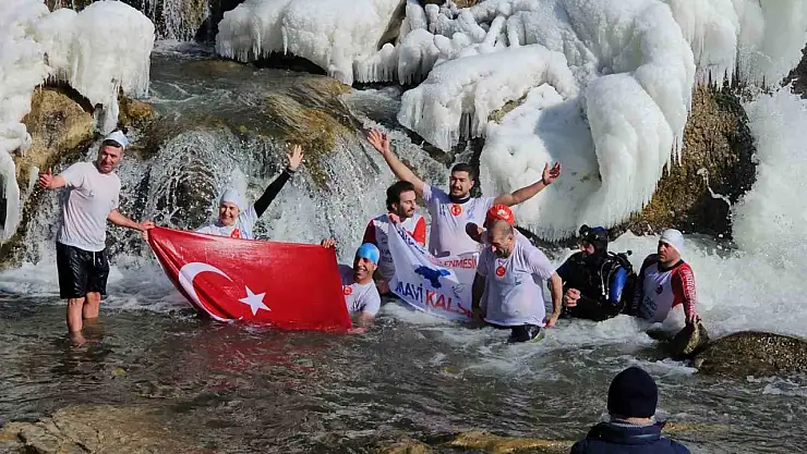 Muradiye Şelalesi'nin buz gibi sularında çevre çağrısı