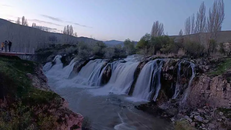 Muradiye Şelalesi, sağanak yağışlarla eski ihtişamına kavuştu, ziyaretçileri büyüledi!