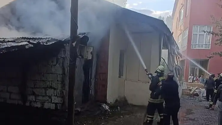 Muş Belediyesi İtfaiyesi Bağlar Mahallesi'ndeki Yangını Kısa Sürede Söndürdü