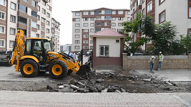 Muş Belediyesi Karşıyaka'da asfalt onarımlarını hızlandırdı