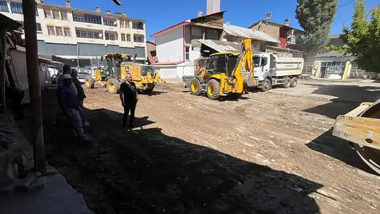 Muş Belediyesi'nden Hafta Sonu Mesaisi: Minare Mahallesi'nde Asfalt Öncesi Hazırlık Başladı