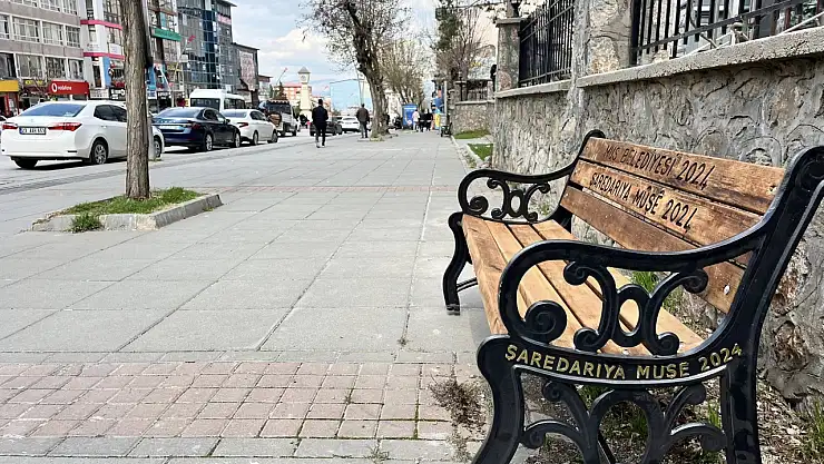 Muş Belediyesi'nden Kaldırımlara Yeni Oturma Bankları ve Çöp Kovaları