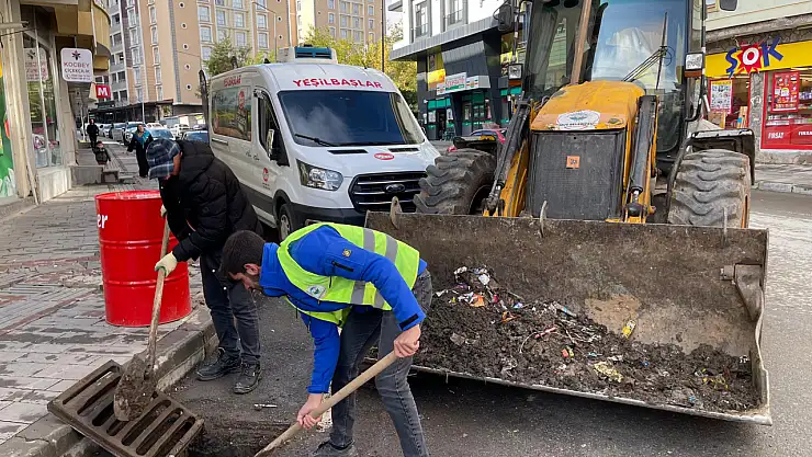 Muş Belediyesi'nden Kış Öncesi Yağmur Suyu Kanalı Temizliği