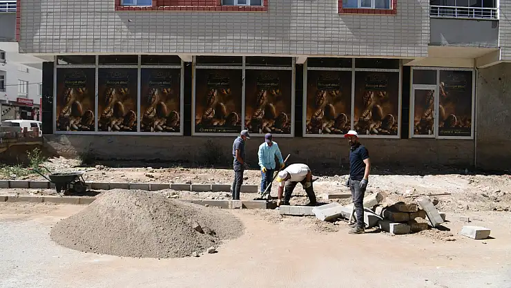 Muş Belediyesi Sunay Mahallesi'nde Kaldırım Çalışmalarını Sürdürüyor