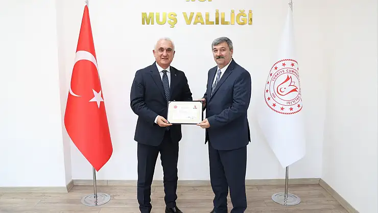 Muş İl Nüfus ve Vatandaşlık İşleri Müdürü Seçkin Yaşar Demir, Emeklilik Nedeniyle Vali Avni Çakır'a Veda Ziyaretinde Bulundu