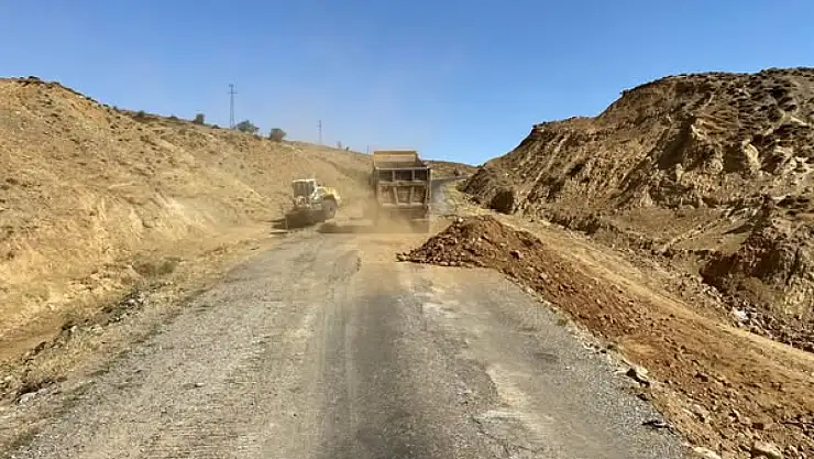 Muş İl Özel İdaresi, Köy Yollarında Genişletme Çalışmalarını Sürdürüyor