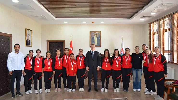Muş Kaymakamı Koşansu, Voleybol Şampiyonlarını Kabul Etti