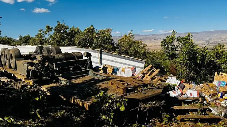 Muş-Kulp karayolunda freni boşalan tır kaza yaptı, 1 yaralı hastanede tedavi altında