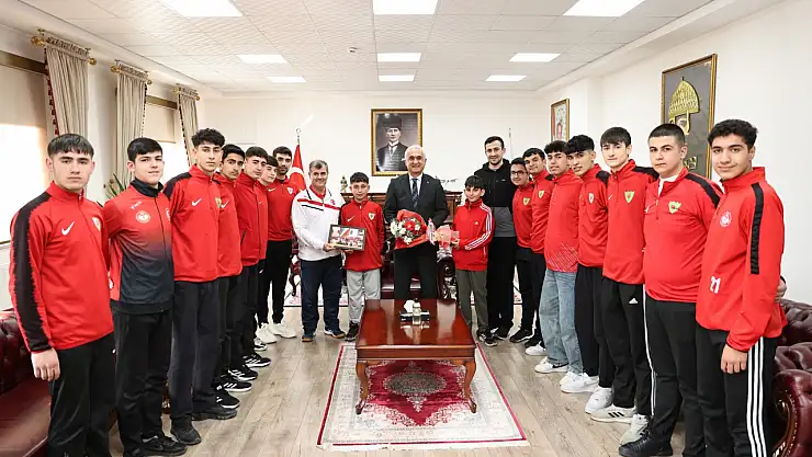 Muş Lalezar Voleybol Takımlarından Vali Avni Çakır'a Teşekkür Ziyareti