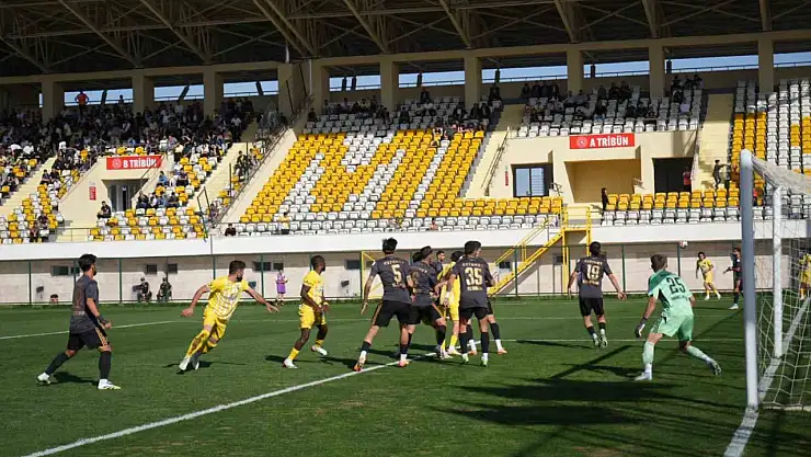 Muş Spor ve Aliağa, 2-2 berabere kalarak puanları paylaştı.