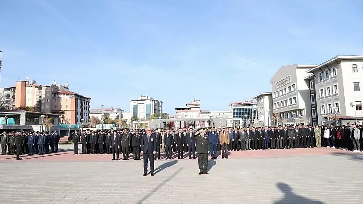 Muş'ta 10 Kasım Atatürk'ü Anma Programı Kent Meydanı'nda Gerçekleşti
