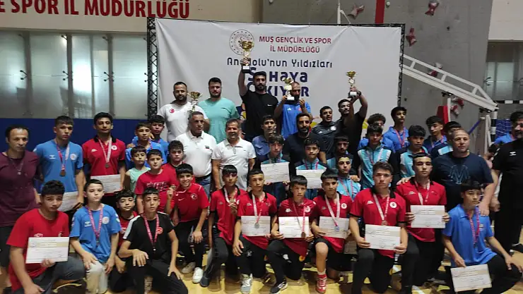 Muş'ta 17 ilden 255 sporcu güreş müsabakalarını başarıyla tamamlandı