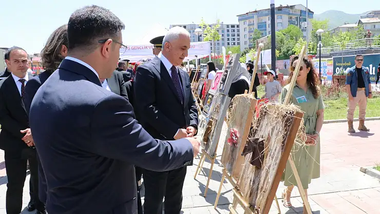 Muş'ta 19 Mayıs Coşkusu: Gençlerin Eserleri ve Sportif Yetenekleri Sergilendi