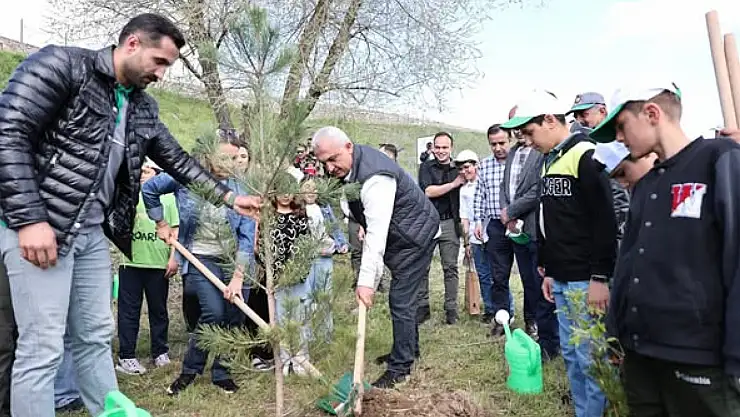 Muş'ta '2025 Aile Yılı' fidan dikim etkinliği, aile bilincini güçlendirdi!