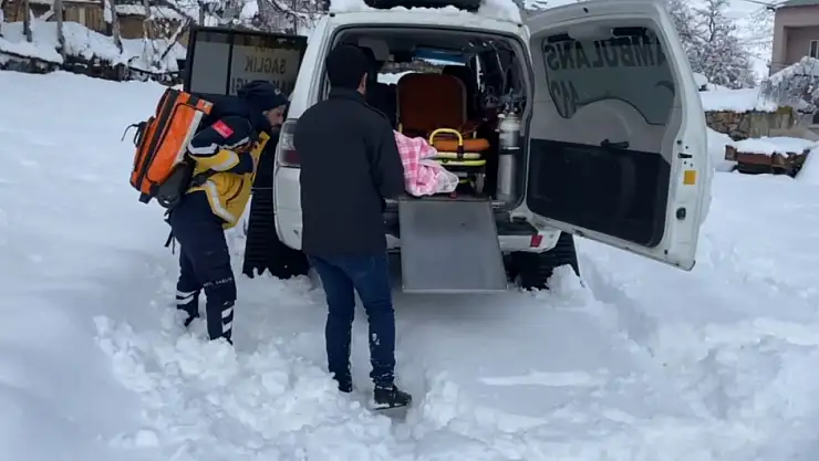 Muş'ta 6 aylık bebek paletli ambulansla kurtarıldı