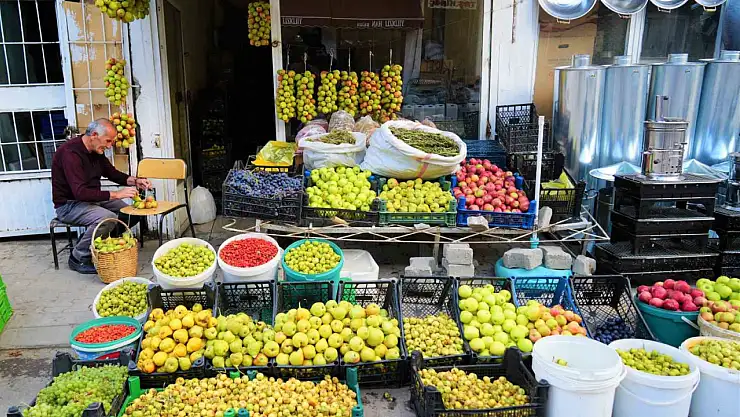 Muş'ta 65 yaşındaki İlhan Demirel'in armutları 3 ay taze kalıyor, kilosu 100 TL'den satılıyor