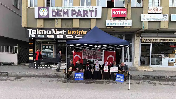 Muş'ta aileler, PKK'dan kaçırılan çocukları için eylemlerine devam ediyor