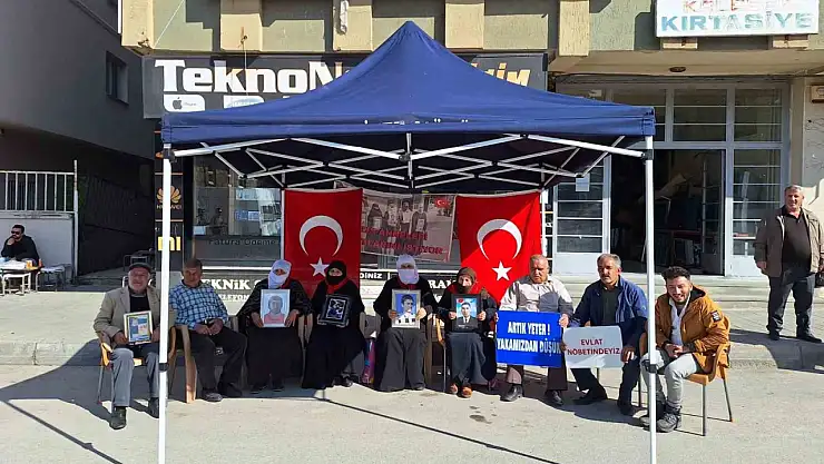 Muş'ta aileler, PKK'dan kaçırılan çocuklarına teslim olma çağrısı yapıyor