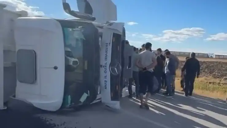 Muş'ta asfalt yüklü kamyon devrildi, sürücü hastaneye kaldırıldı