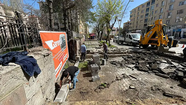 Muş'ta Atatürk Bulvarı'nda yaya güvenliği için kaldırım çalışmalarına başlandı!
