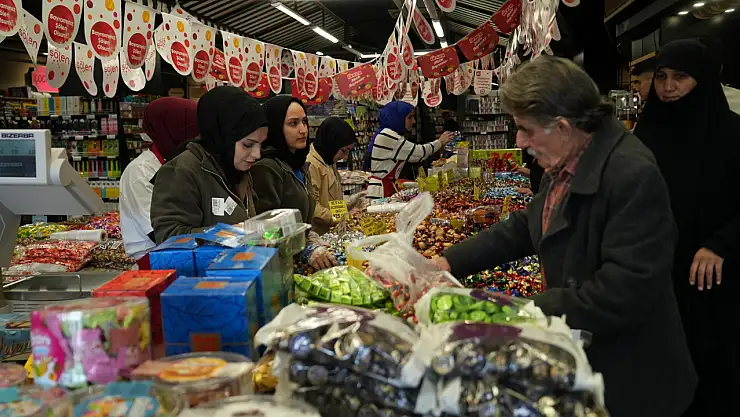 Muş'ta bayram şekerleri ve çikolatalar tezgahları renklendirdi