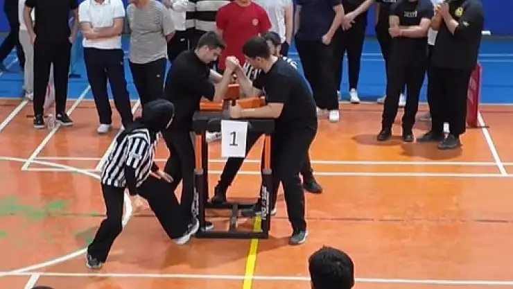 Muş'ta Bilek Güreşi İl Birinciliği Müsabakaları Devam Ediyor