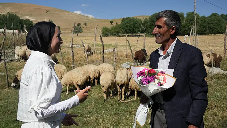 Muş'ta Çimen, YKS başarısını babasına çiçekle kutlayarak unutulmaz bir an yaşattı