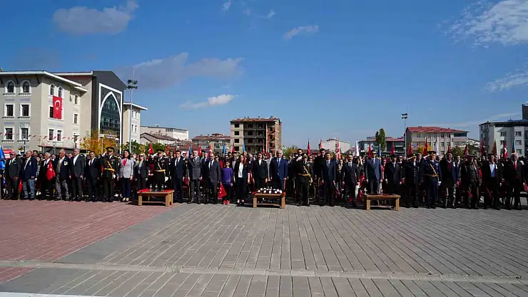 Muş'ta Cumhuriyet Bayramı coşkuyla kutlandı, Vali Çakır'dan anlamlı mesajlar!