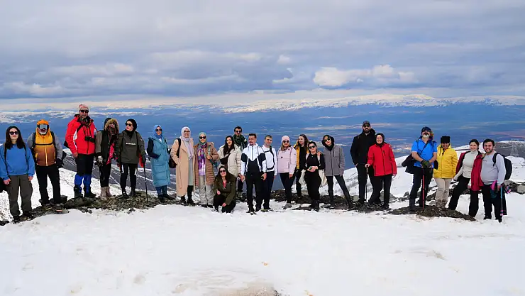 Muş'ta doğaseverlerden zirve yürüyüşü