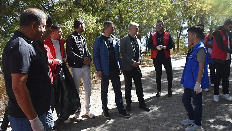 Muş'ta Dünya Temizlik Günü Etkinliği: Gençlerden Doğaya Örnek Davranış