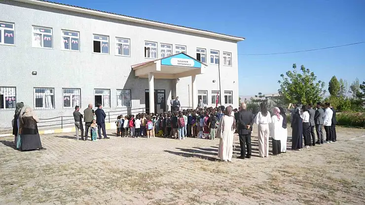 Muş'ta eğitim yılı Her çocuk bir fidan mottosuyla başladı, öğrenciler fidan dikti