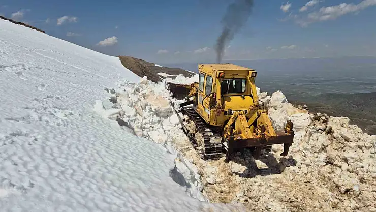 Muş'ta Ekipler Baharda 2 Metre Karı Aşıp Köy Yollarını Açıyor!