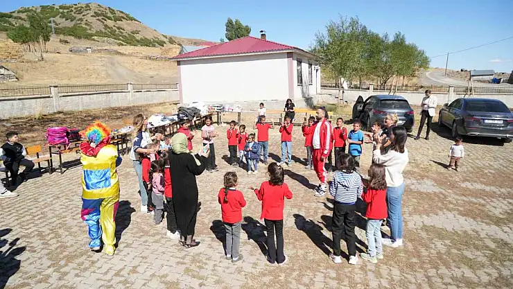 Muş'ta Elden Ele Mutluluk ekibi, çocuklara hediye ve oyun dolu bir gün yaşattı