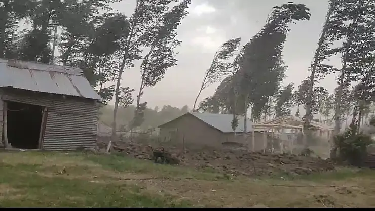 Muş'ta Fırtına ve Sağanak Yağış Hayatı Olumsuz Etkiledi, Ekipler İncelemelere Başladı