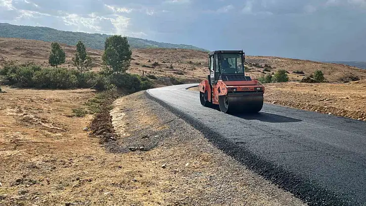 Muş'ta grup köy yollarında BSK kaplama çalışmaları hız kesmeden devam ediyor