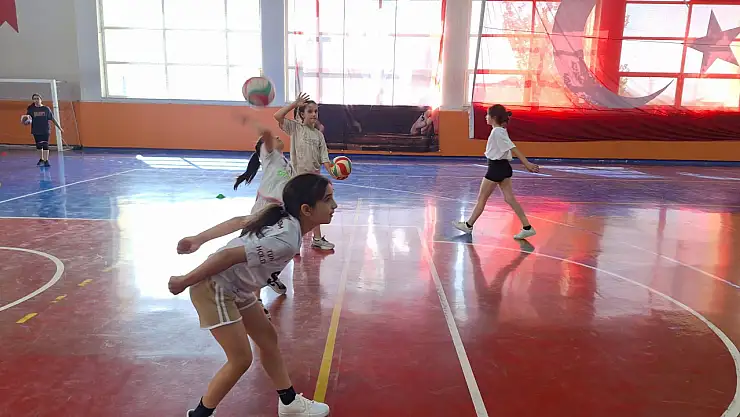 Muş'ta GSB Yaz Spor Okulları Voleybol Antrenmanları Yoğun Katılımla Sürüyor