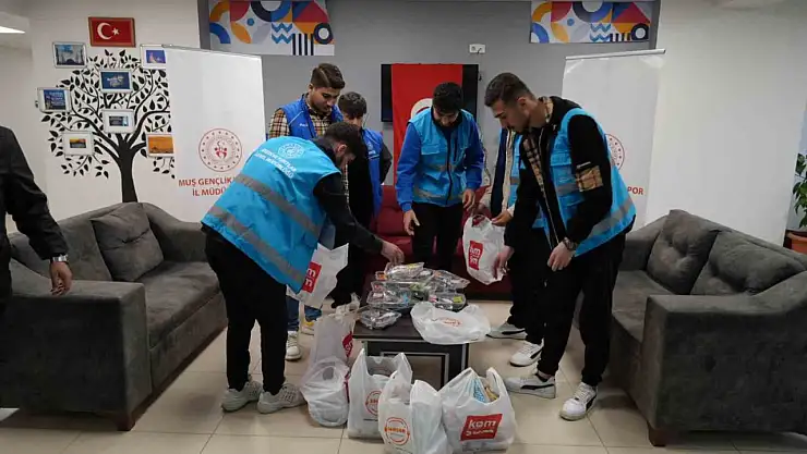 Muş'ta iftara yetişemeyenlere gençlerden sürpriz destek