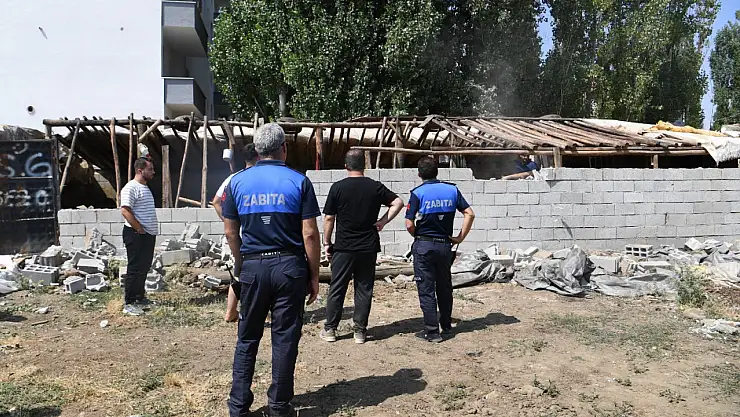 Muş'ta izinsiz ahır yıkıldı, belediyeden kamu alanlarını koruma adıma