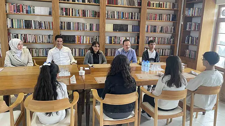 Muş'ta Kaymakam Bayram, başarılı öğrencileri ödüllendirip umut dolu bir buluşma gerçekleştirdi