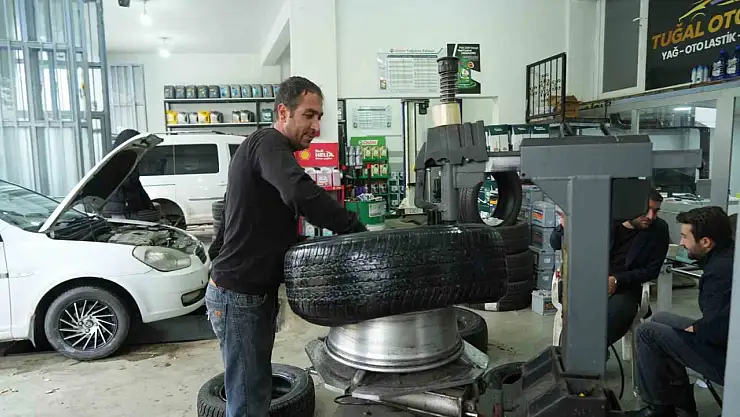 Muş'ta kış lastiği zorunluluğu başladı, lastikçilere yoğun talep!