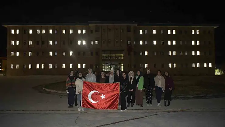 Muş'ta Kız Öğrencilerden Cumhuriyet'in 102. Yılına Anlamlı Işık Koreografisi