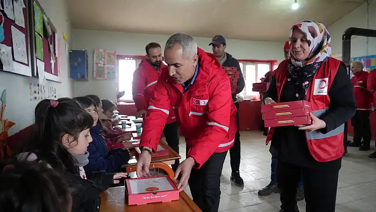 Muş'ta Kızılay'dan köy çocuklarına sıcak bir sürpriz