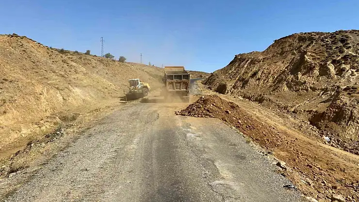 Muş'ta köy yollarında genişletme çalışmaları sürüyor, ulaşım güvenliği artıyor