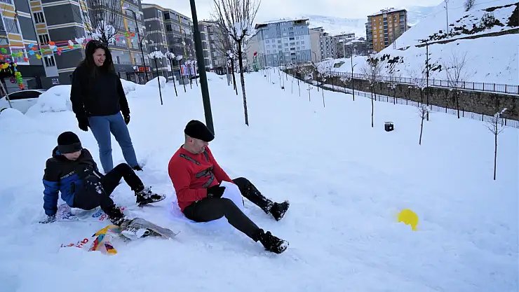 Muş'ta Lala Vadisi'nde naylon poşetlerle kayarak karın tadını çıkardılar