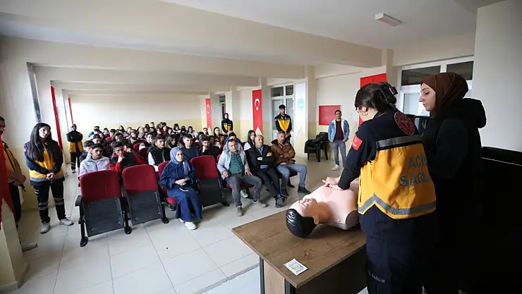 Muş'ta liselilere uygulamalı Heimlich manevrası eğitimi