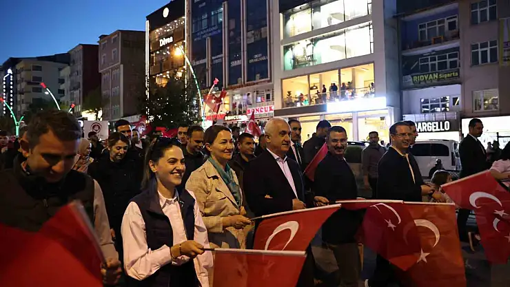 Muş'ta Meşaleli Gençlik Yürüyüşü: Aile Yılı ve Sağlıklı Yaşam Vurgusu