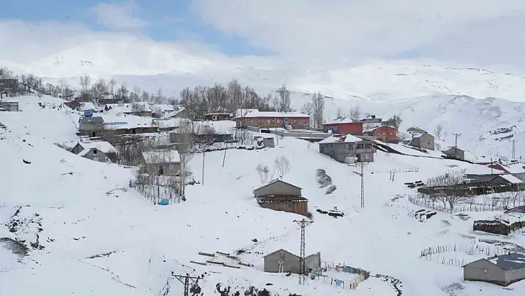Muş'ta nisan karı yüksek kesimleri beyaza bürüdü