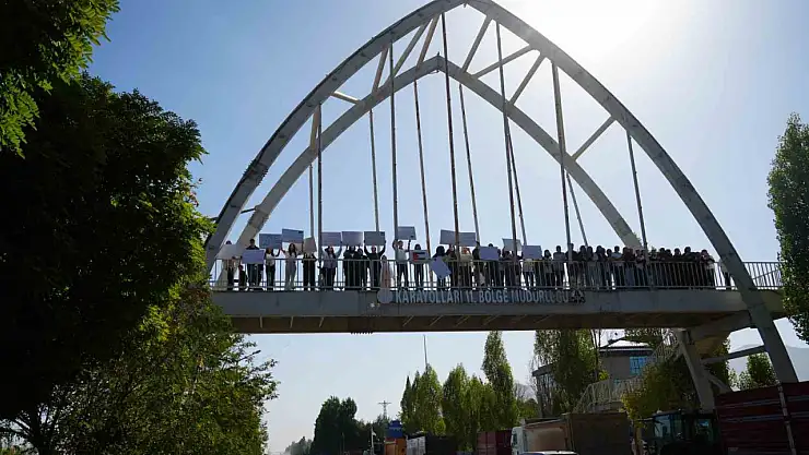 Muş'ta Öğrenciler, İsrail'in Gazze Saldırılarına Destek İçin Yürüyüş Düzenledi