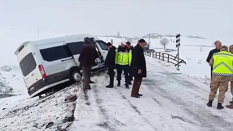 Muş'ta öğretmen servisi kaza yaptı: 8 yaralı